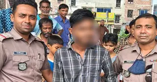 পল্লবীতে মোবাইল নিয়ে পালানোর চেষ্ঠা; ট্রাফিক পুলিশের হাতে আটক ছিনতাইকারী